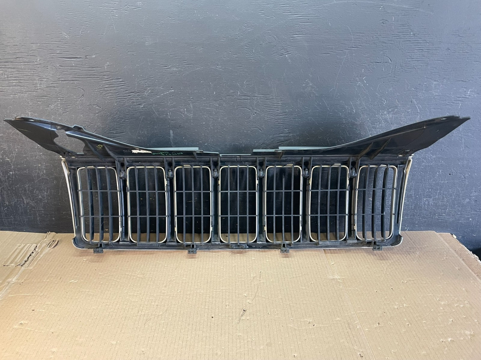 2005 2006 2007 Jeep Grand Cherokee Front Upper Grill Grille AE3593 DG3