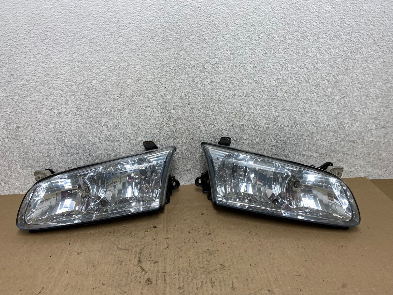 2000 to 2001 Toyota Camry Front Left+Right Side Headlights AE6609 DW0