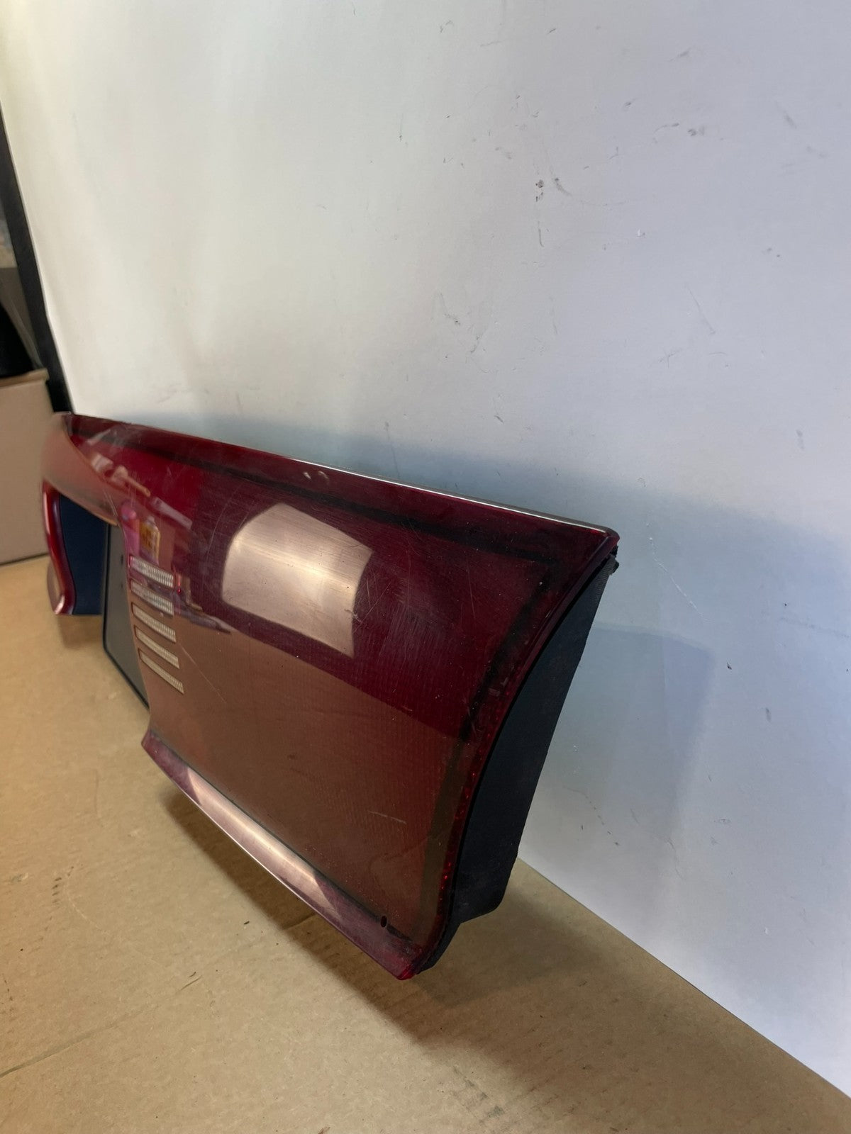 1997 to 2004 Buick Regal Center Trunk Lid Tail Light Lamp AG9877 DG1