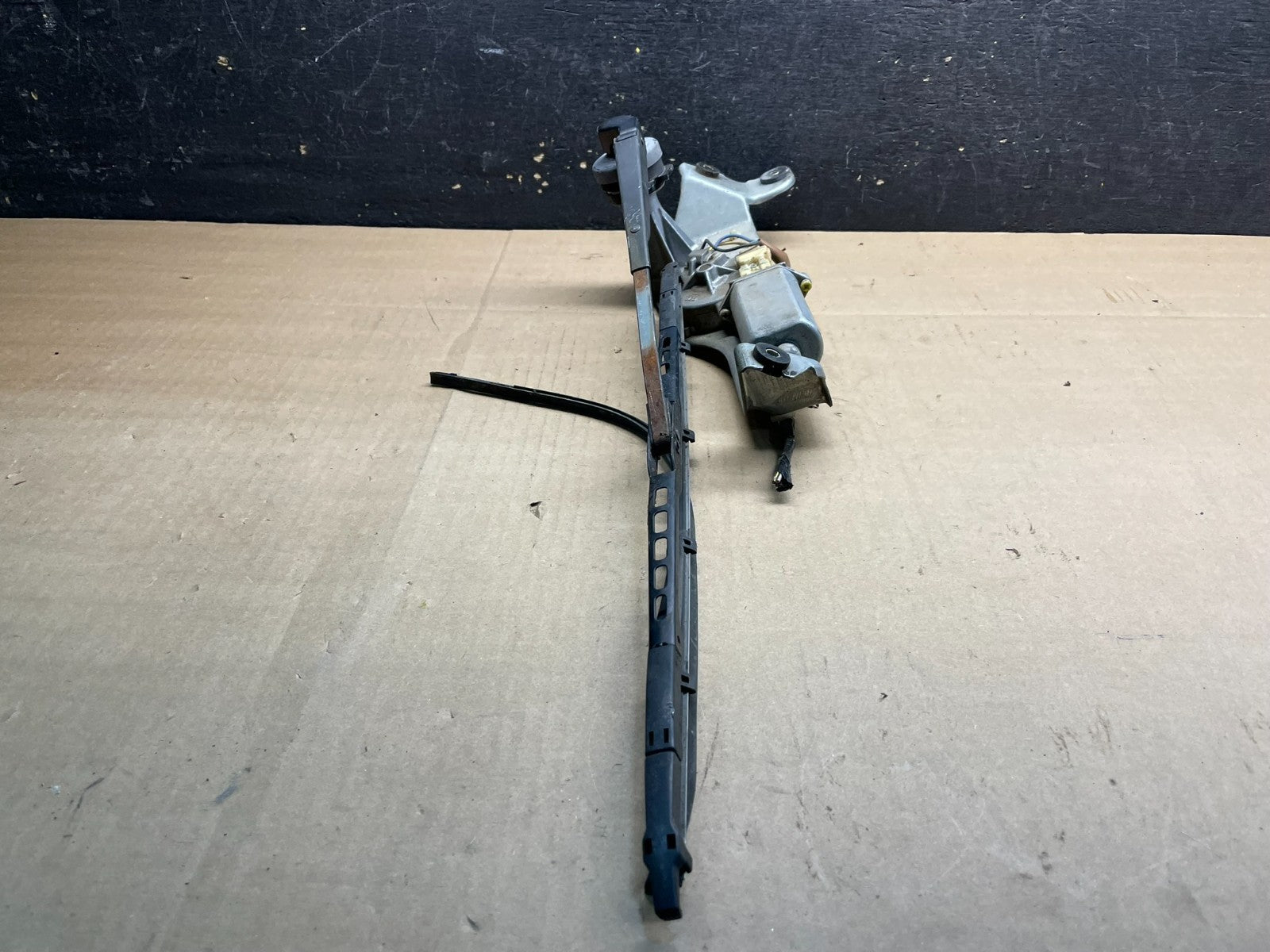 2000 to 2004 Subaru Outback Rear Windshield Washer Wiper Motor w6700 DG3