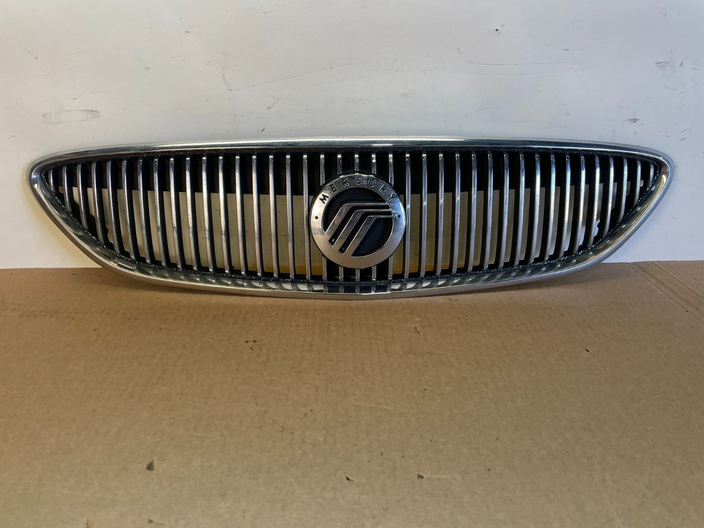2004 to 2005 Mercury Sable Front Upper Grill Grille AG29200