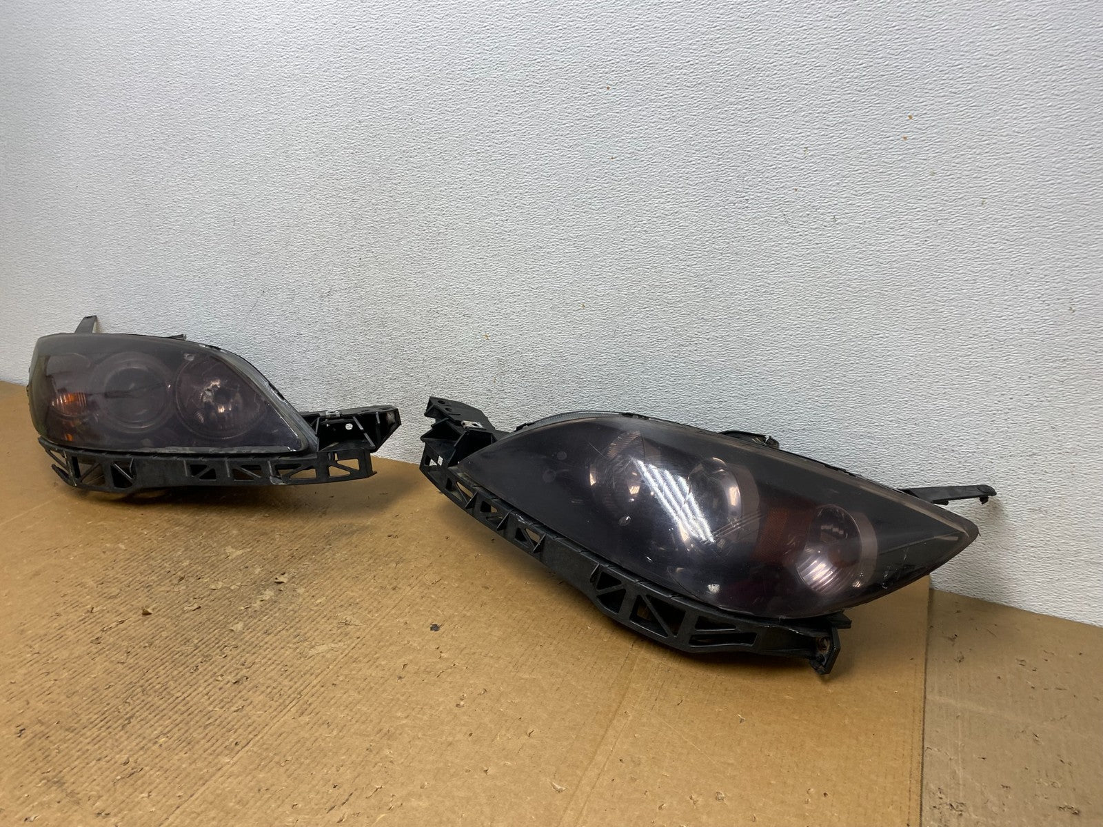 2004 to 2009 Mazda 3 Hatchback Left+Right Side Headlights AE2756 DW1