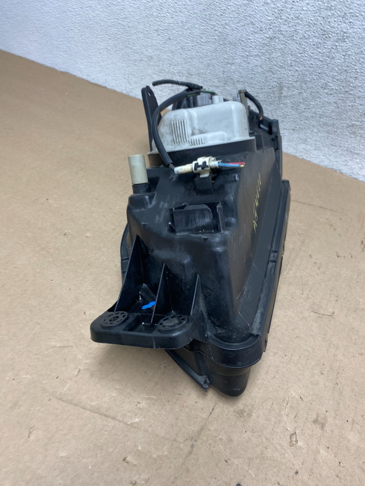 2001 to 2004 Subaru Legacy Outback Right Passenger Rh Headlight AG4610 DW9