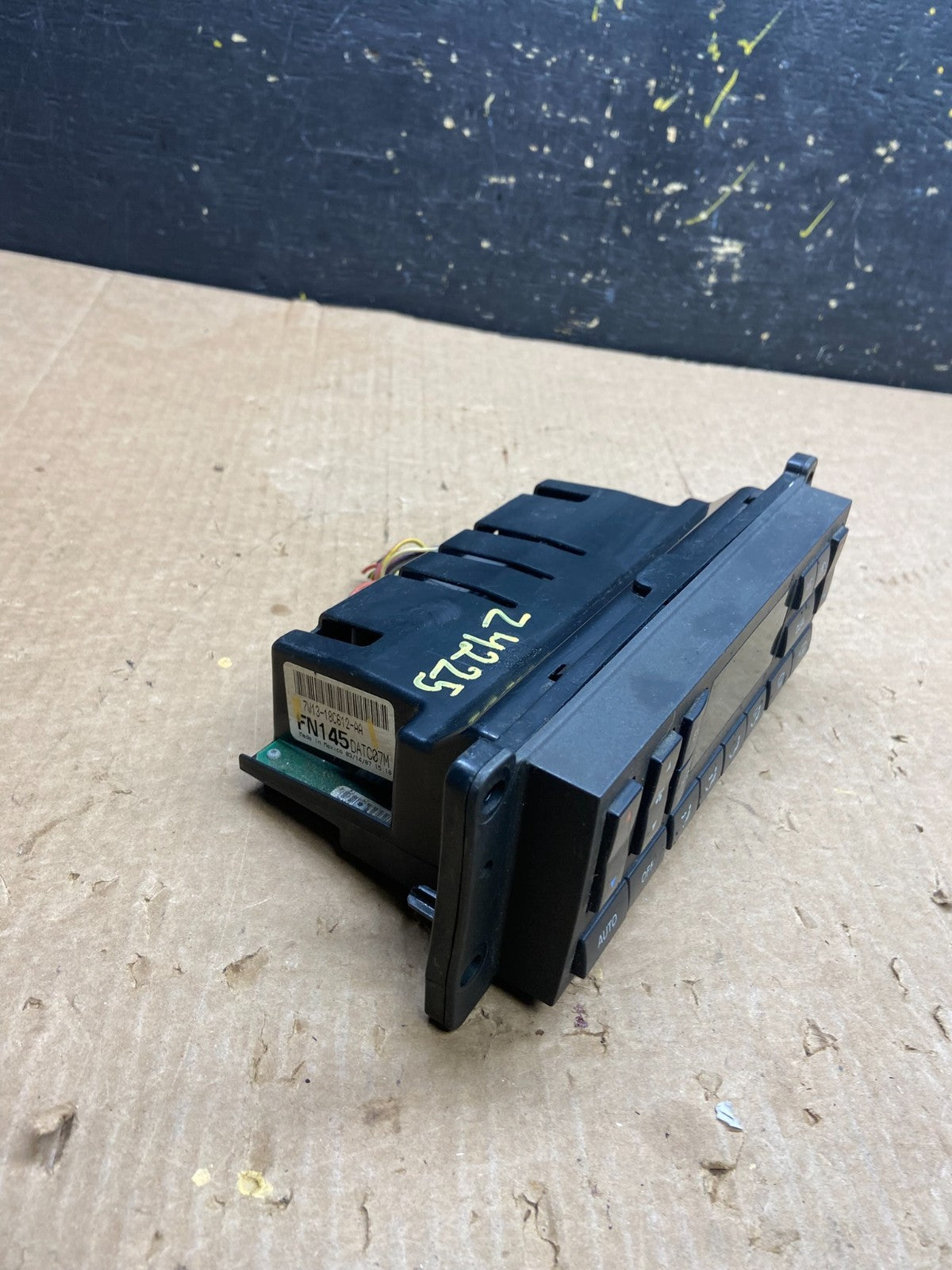 2003 to 2006 Lincoln Town Car OEM Climate Control Panel OEM z4225 DG1