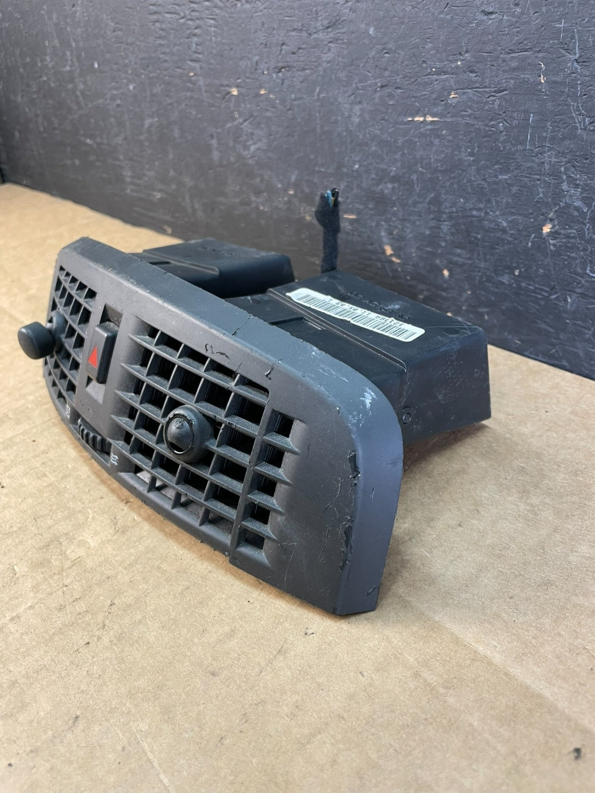 2004 to 2009 Cadillac SRX Front Center Dash A/C Air Vent AC5218 DG2