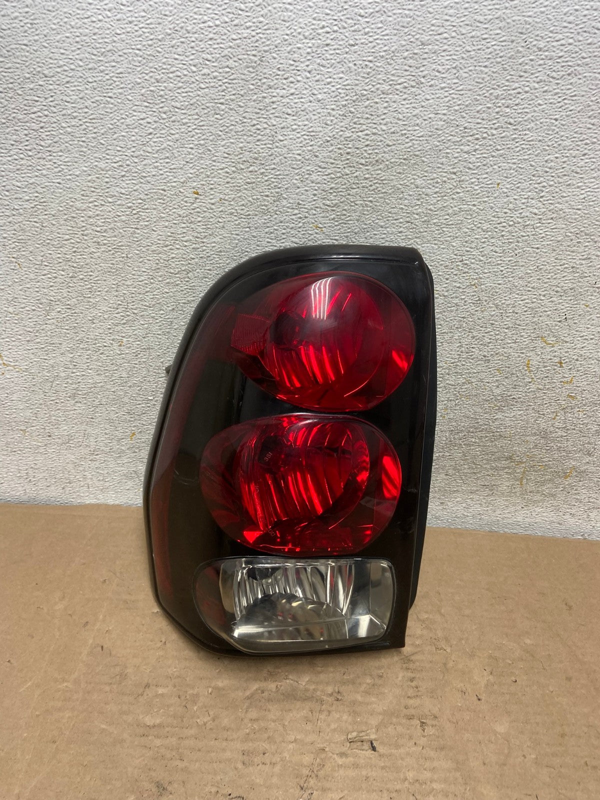 2002 to 2009 Chevrolet Trailblazer Left Driver LH Side Tail Light AH9537 LK0