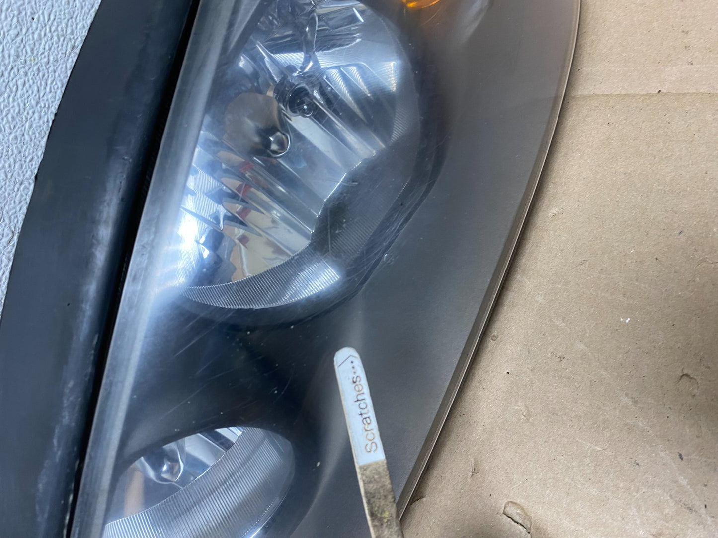 2004 to 2006 Hyundai Elantra Left+Right Set Halogen Headlights AG4086 DW4