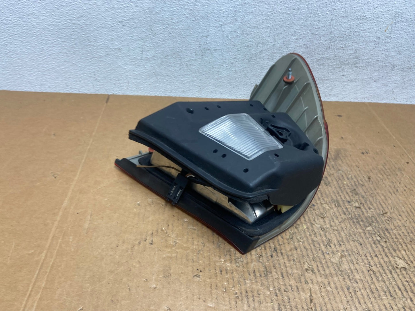 2002 - 2005 BMW 3 E46 Series Right Passenger RH Side Tail Light AE2600 LK3