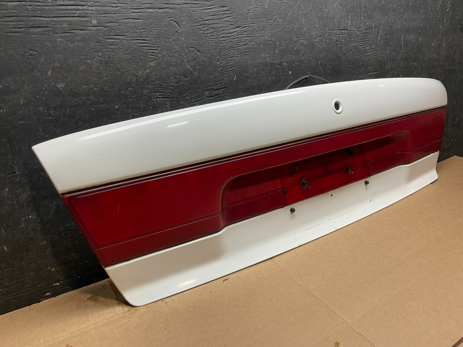 1997 - 1999 Saturn SL2 Sedan Center Tail Light Lid Trunk Rear Panel  Y9250 DG1