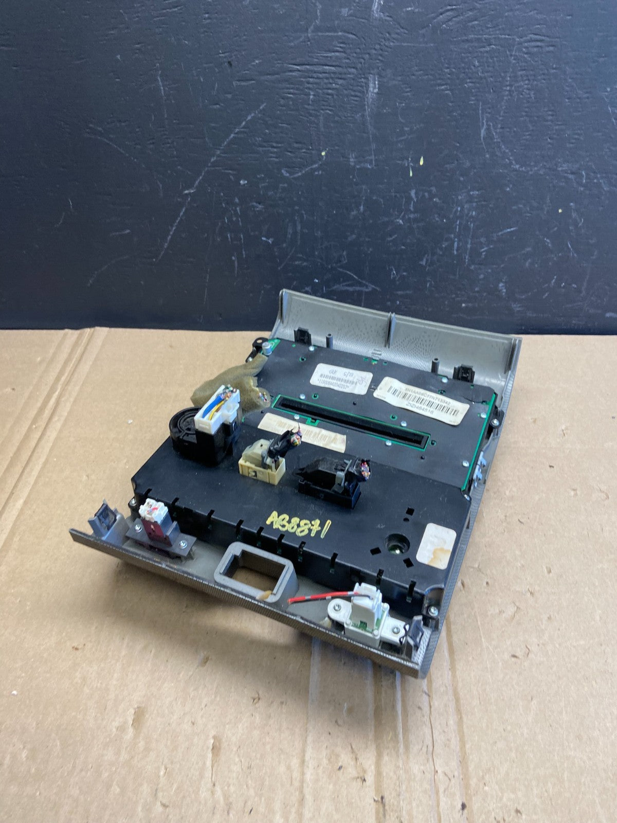 2004 to 2007 Nissan Armada Radio CD Player A/C Climate Control OEM AB8871DG6