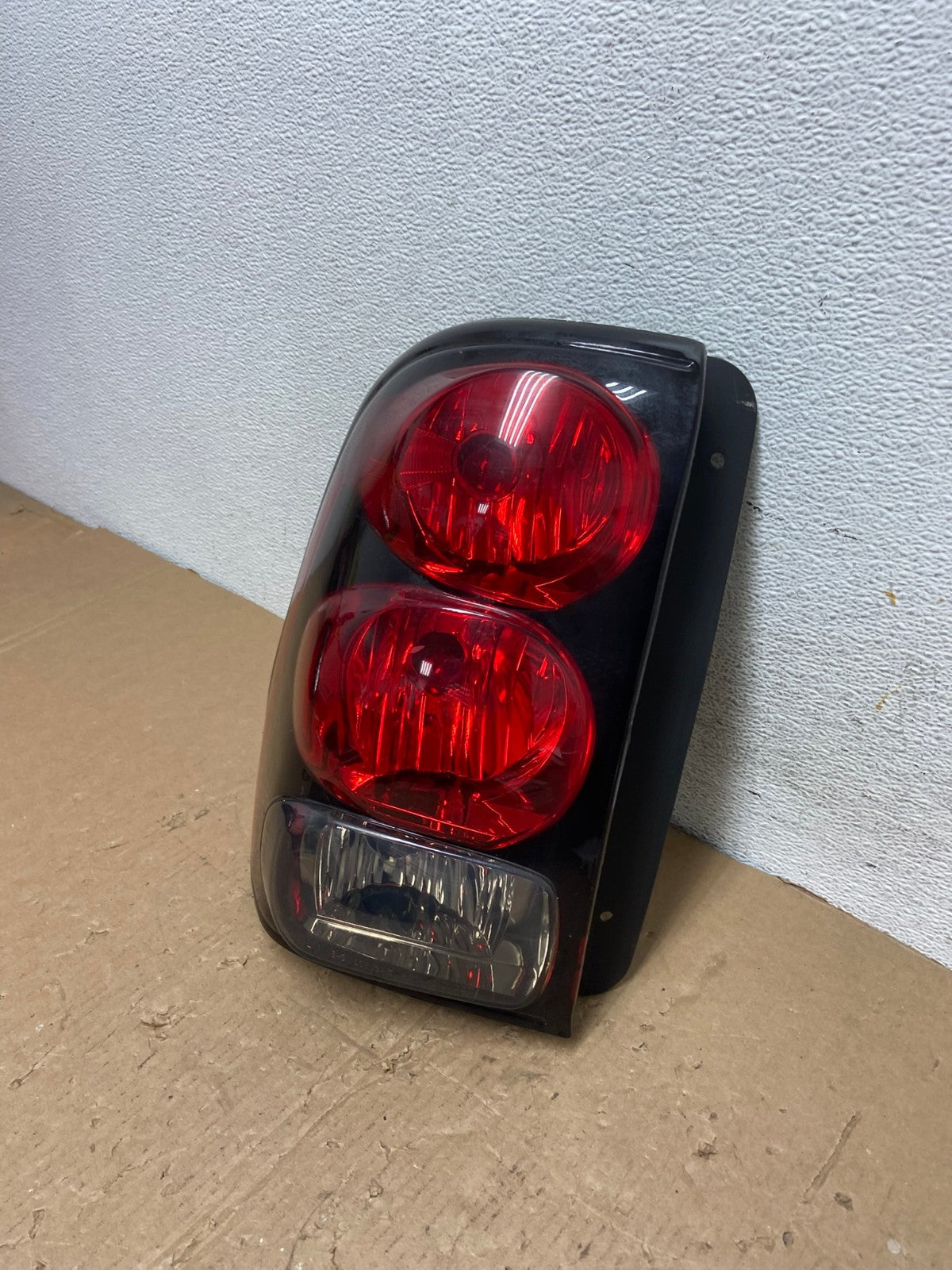 2002 to 2009 Chevrolet Trailblazer Left Driver LH Side Tail Light AD8114 LK1
