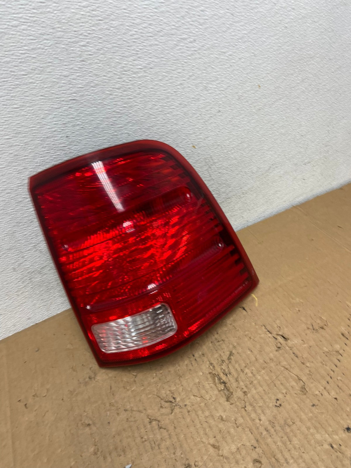 2002 to 2005 Ford Explorer Right Passenger Rh Side Tail light AD2370 LK2