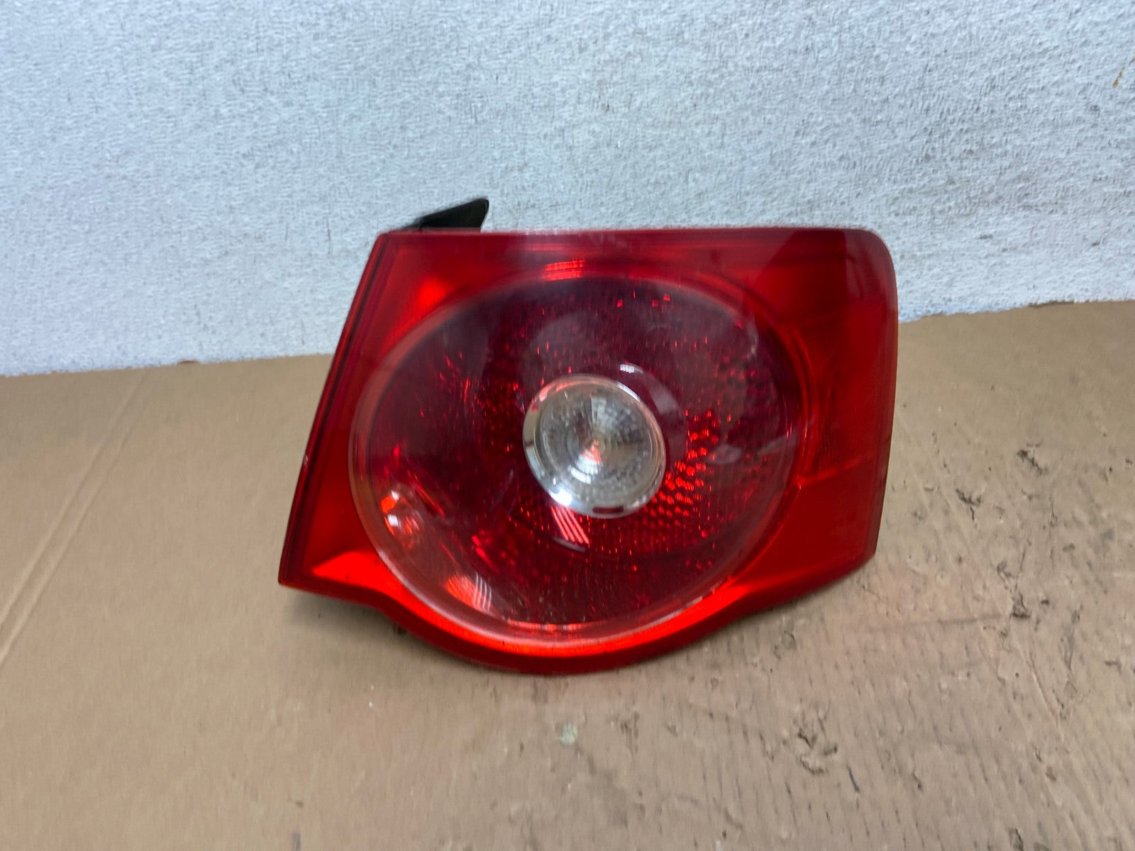 2005 2006 2007 Volkswagen Jetta Right Passenger Rh Side Tail Light AD8147 LK0