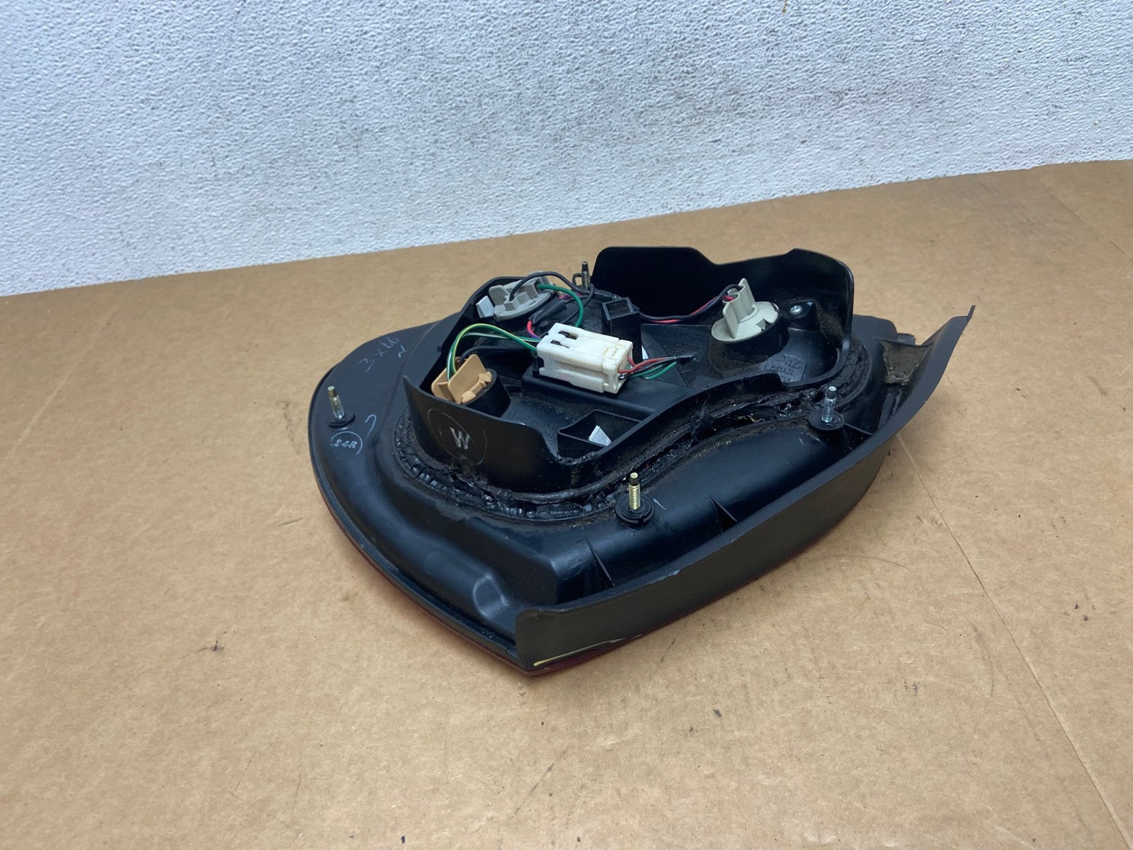 2000 to 2001 Nissan Maxima Left Driver Lh Side Tail Light AE2950 LK6