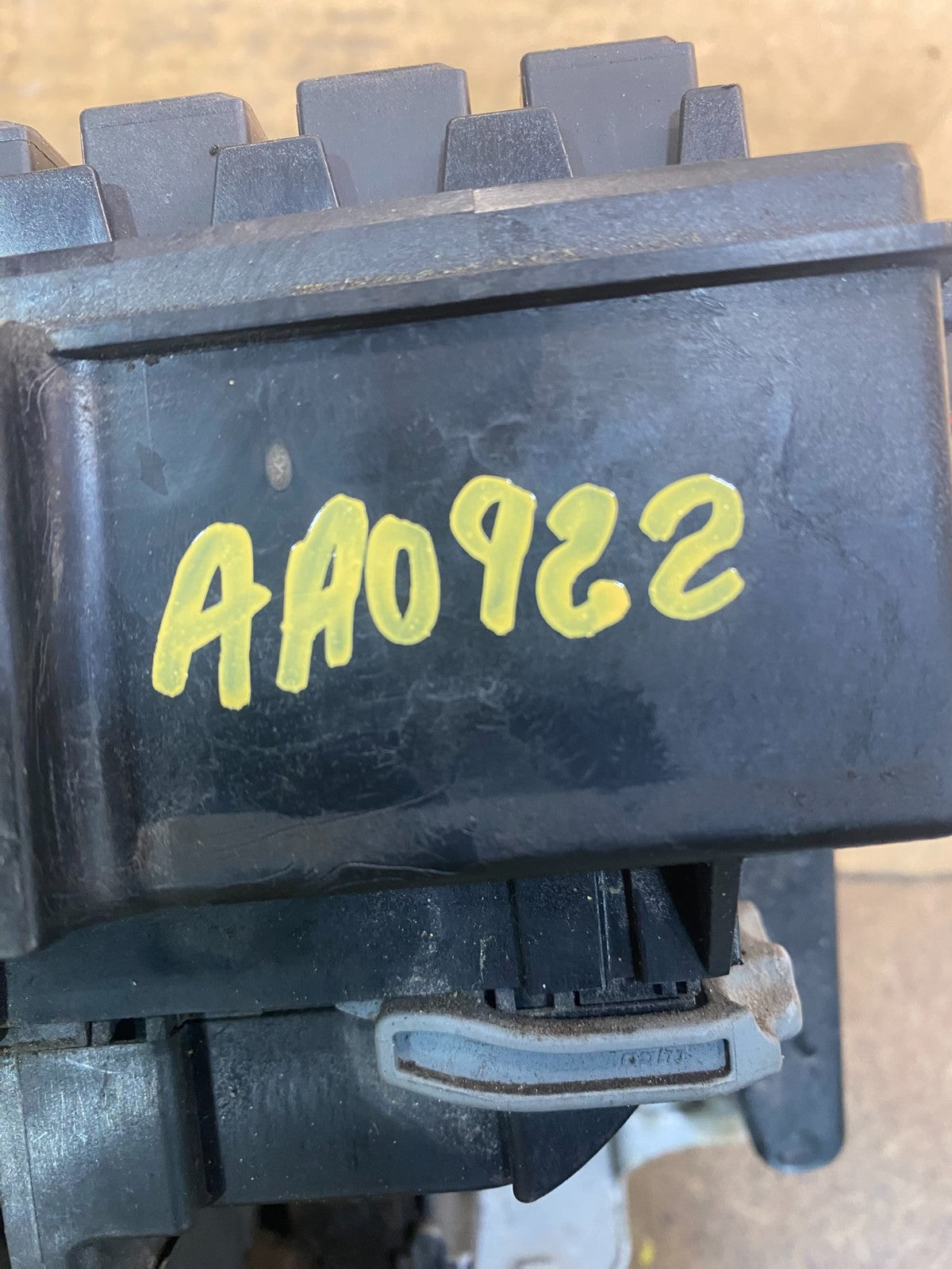 2004 2005 Dodge Durango  Fuse Box Relay Unit Module Body Control AA0922 DG7