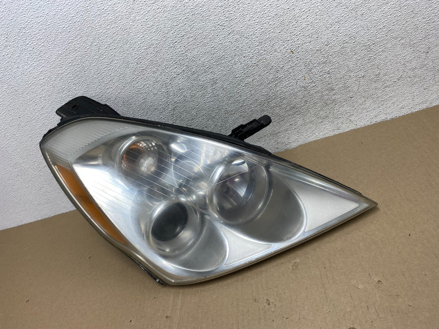 2007 - 2010 Hyundai Entourage Right Passenger Halogen Headlight AG6818 DW1