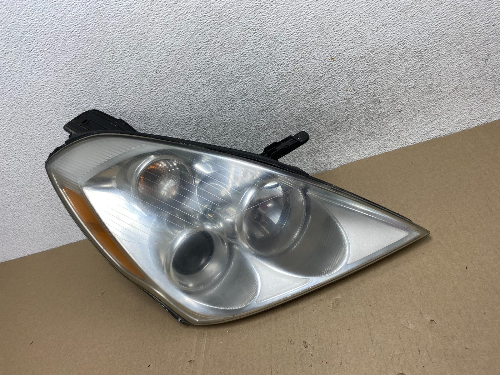 2007 - 2010 Hyundai Entourage Right Passenger Halogen Headlight AG6818 DW1
