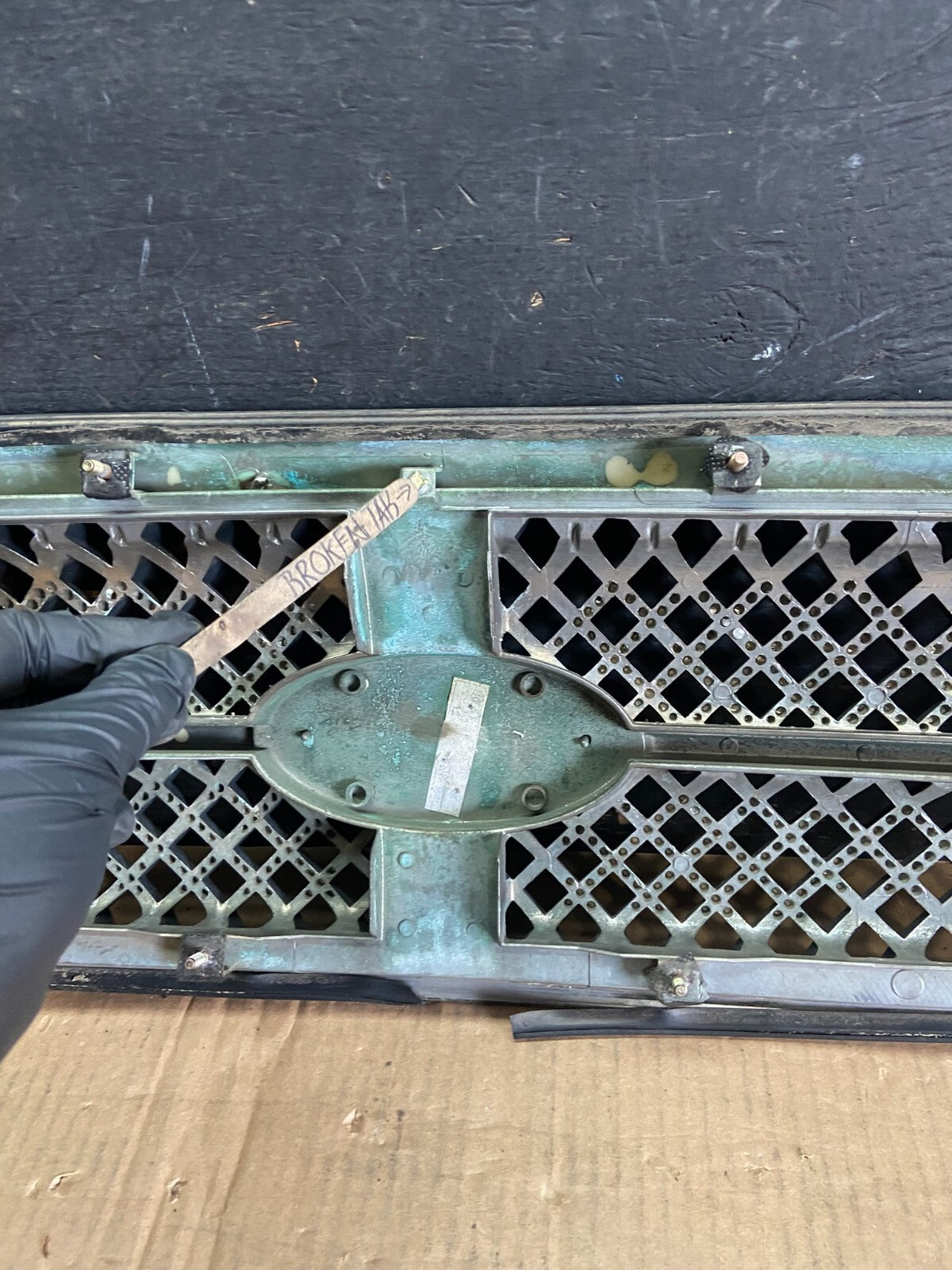 2004 to 2005 Kia Sedona Front Upper Grill Grille o1228 PS12