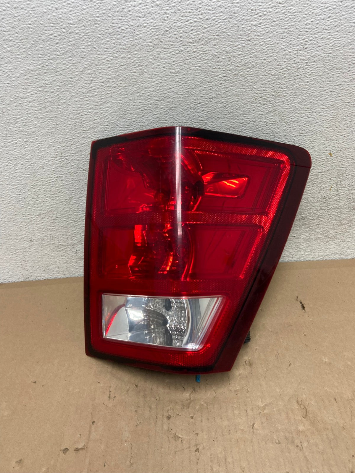 2005 - 2006 Jeep Grand Cherokee Right Passenger Rh Tail Light AG6717 LK0