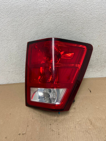 2005 - 2006 Jeep Grand Cherokee Right Passenger Rh Tail Light AG6717 LK0