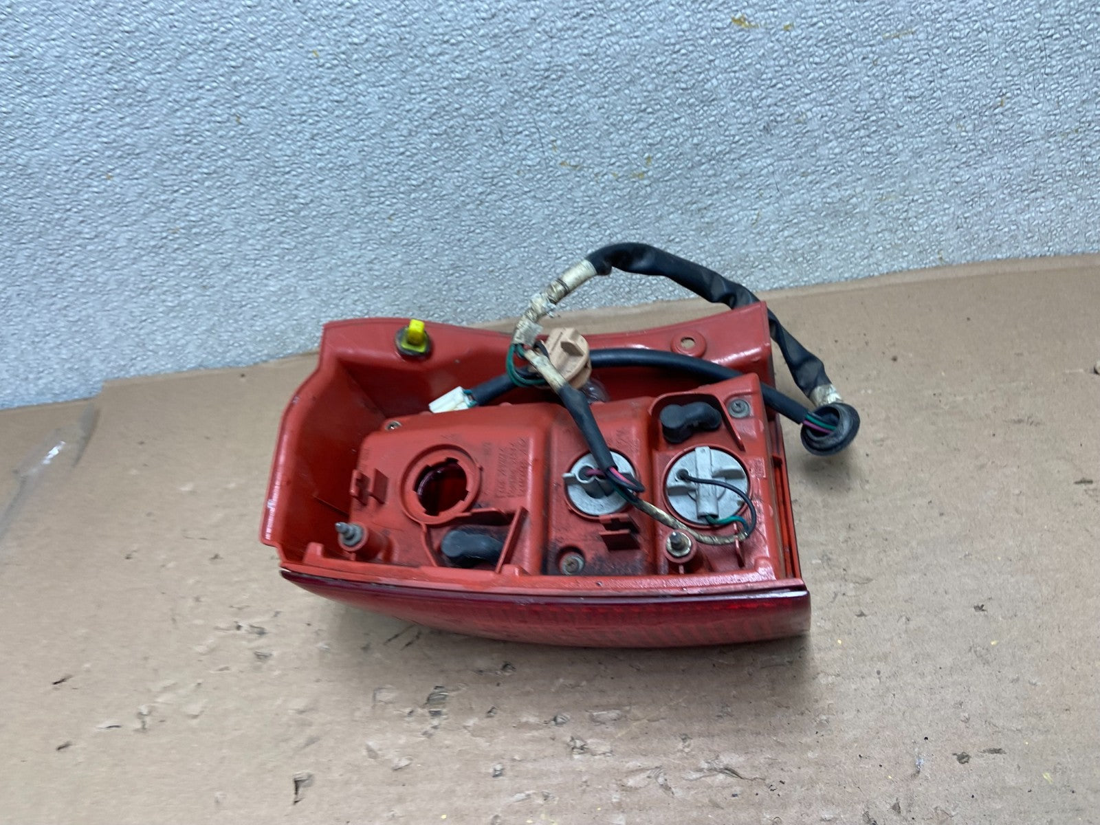 2004-2005 Mitsubishi Endeavor Right Passenger Rh Tail Light Oem AB0812 LK4