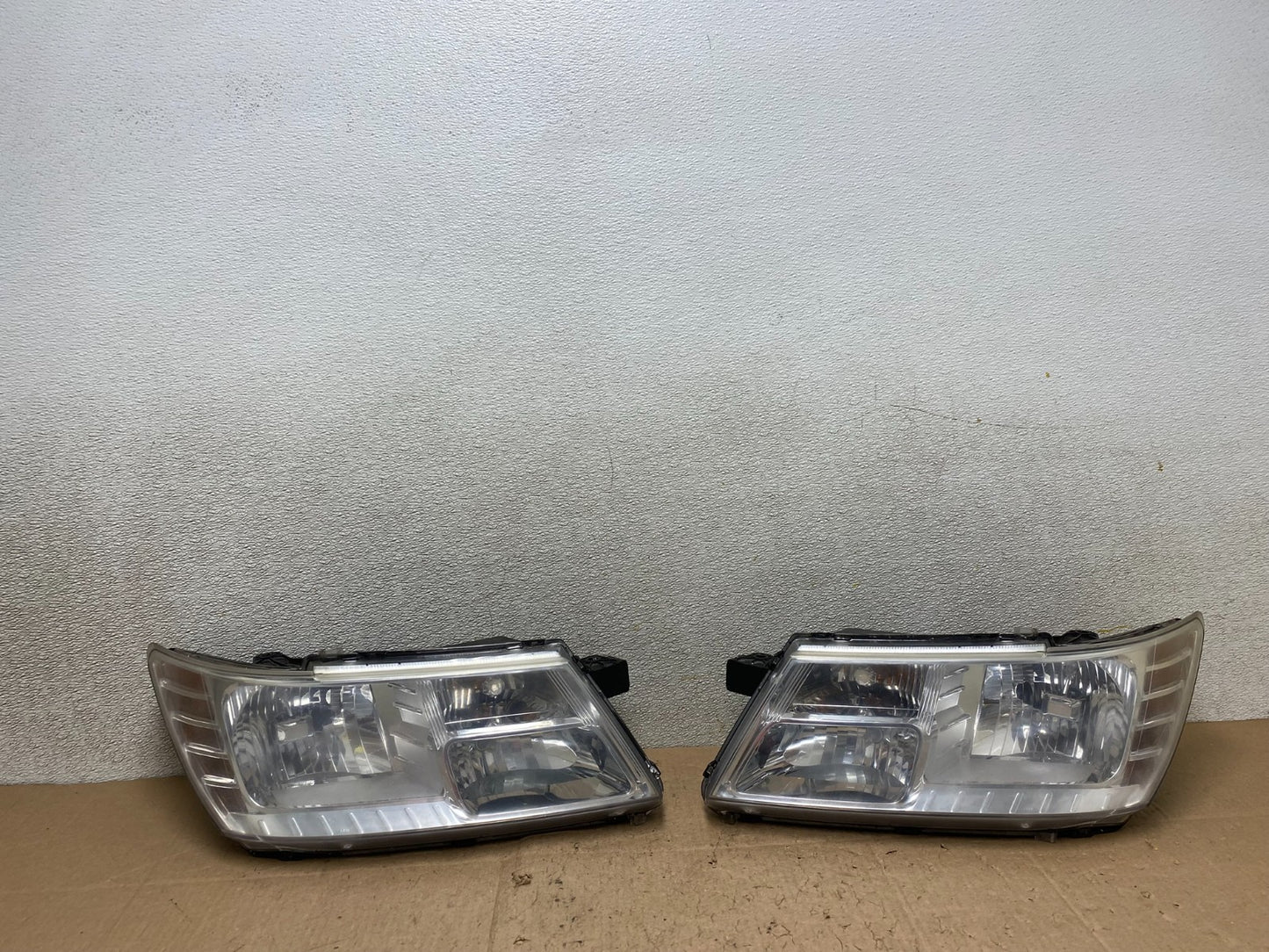 2009 to 2017 Dodge Journey Headlights Left+Right Set Halogen W2643 DW0