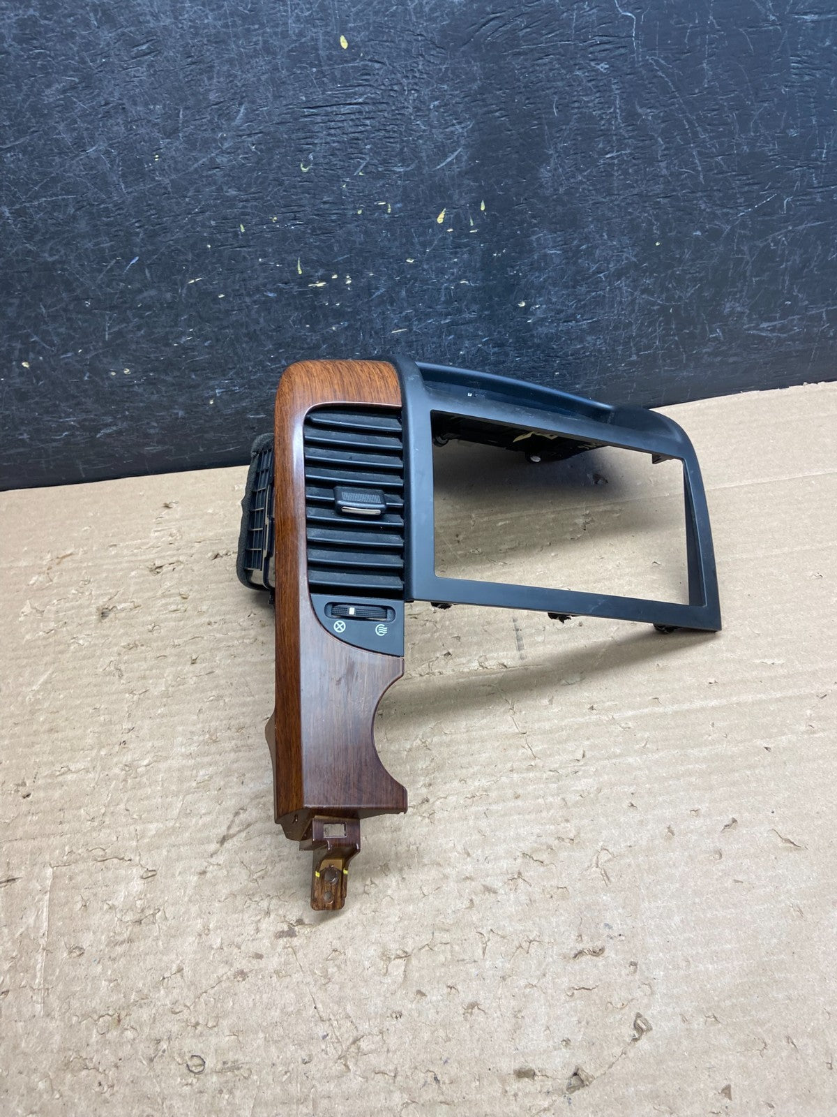 2006-2012 Hyundai Entourage Sedona Center Radio Clock Bezel Air Vent AG8596 DG0