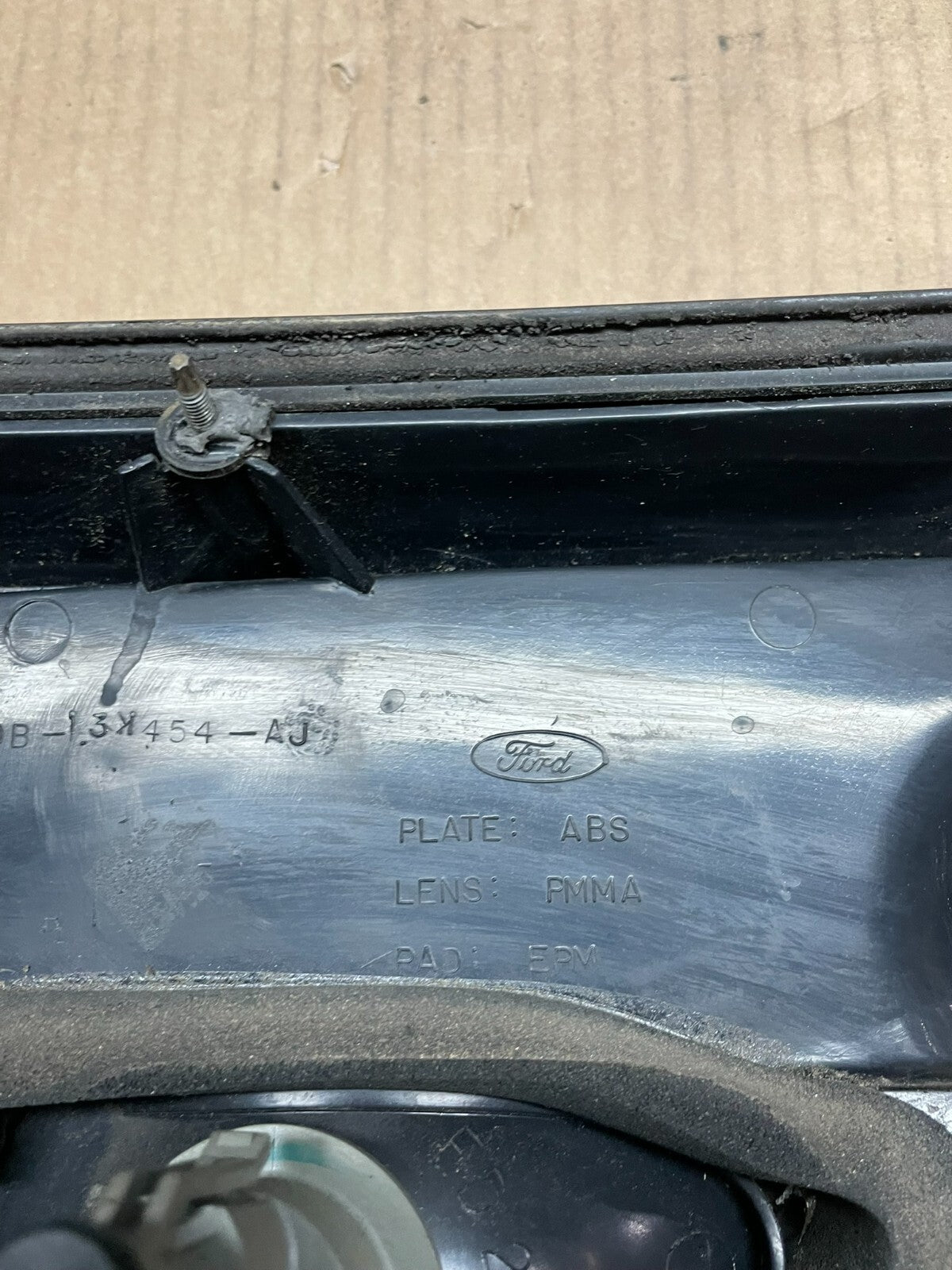 2000 to 2002 Ford Taurus Trunk Rear Center Lid Tail Light Panel L9240 DG11