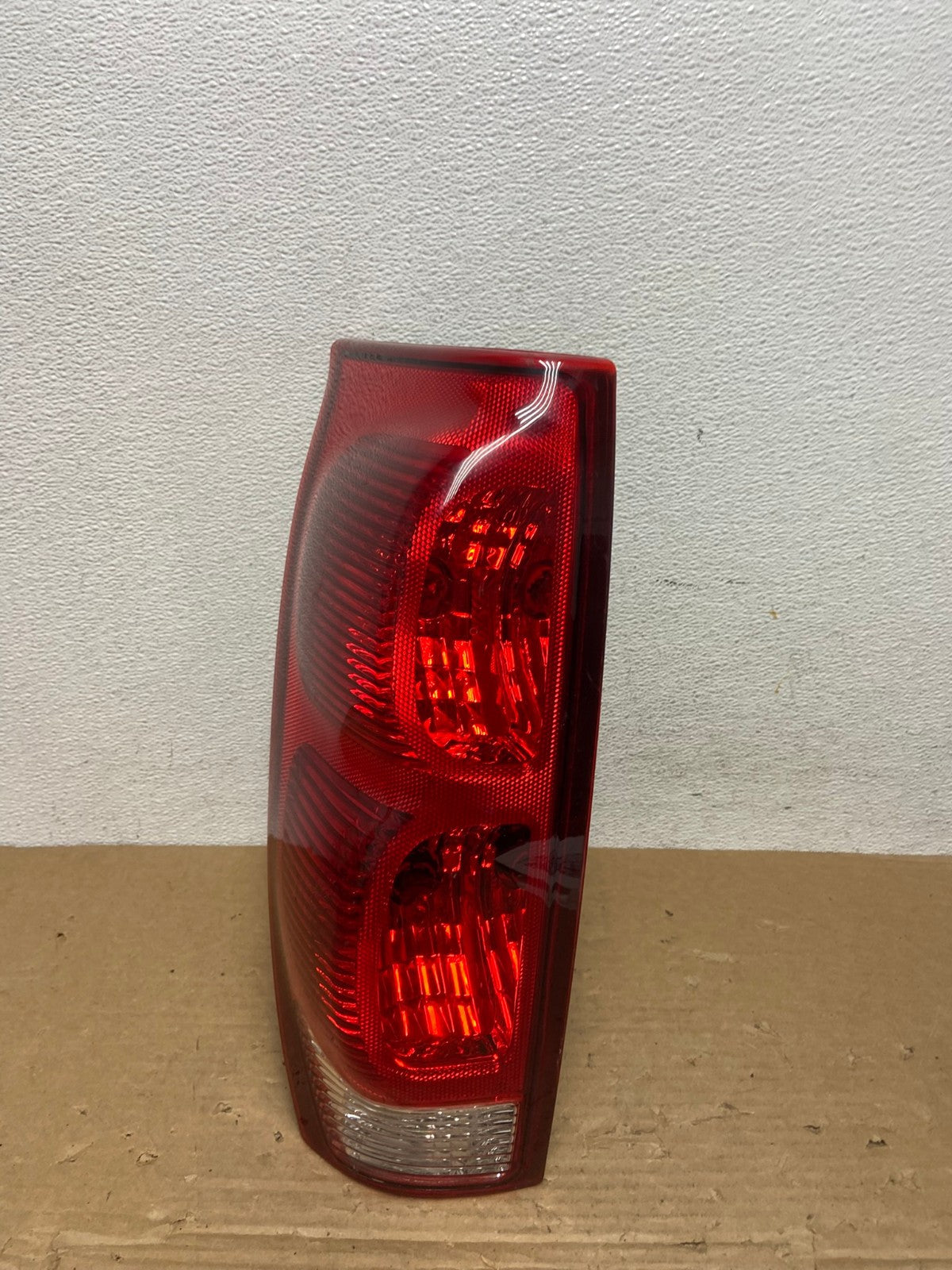 2002 to 2006 Chevrolet Avalanche Left Driver LH Tail Light AD4008 LK0