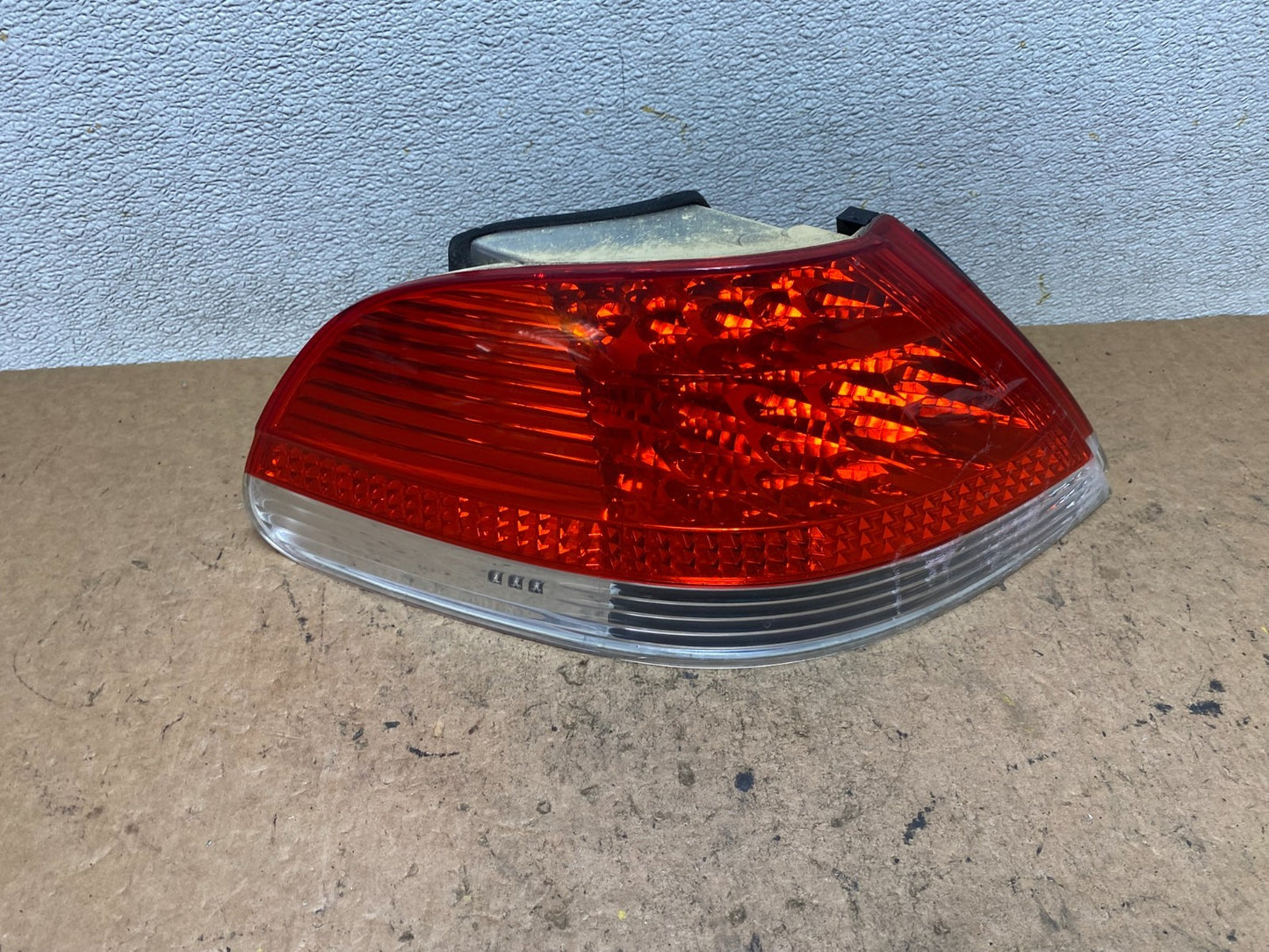 2002 to 2005 BMW 7-Series 745i 760i Left Driver LH Side Tail Light T0539 DW0