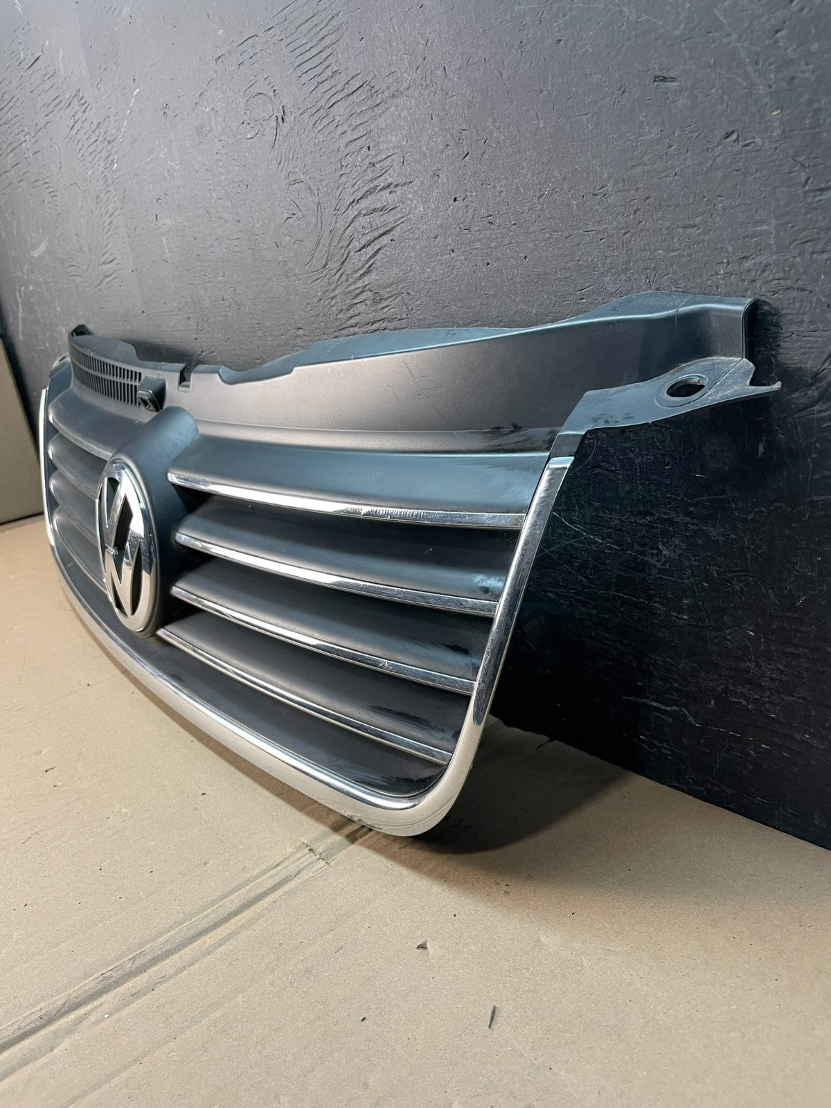 2001 to 2005 Volkswagen Passat Front Upper Grill Grille AD8365 DG1