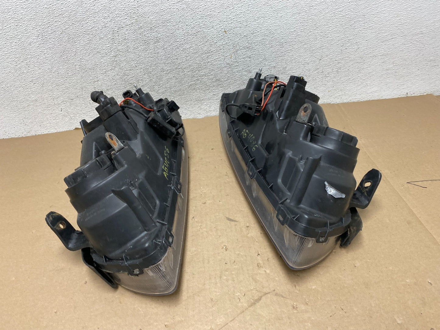 2004 to 2006 Hyundai Elantra Left+Right Set Halogen Headlights AG4086 DW10