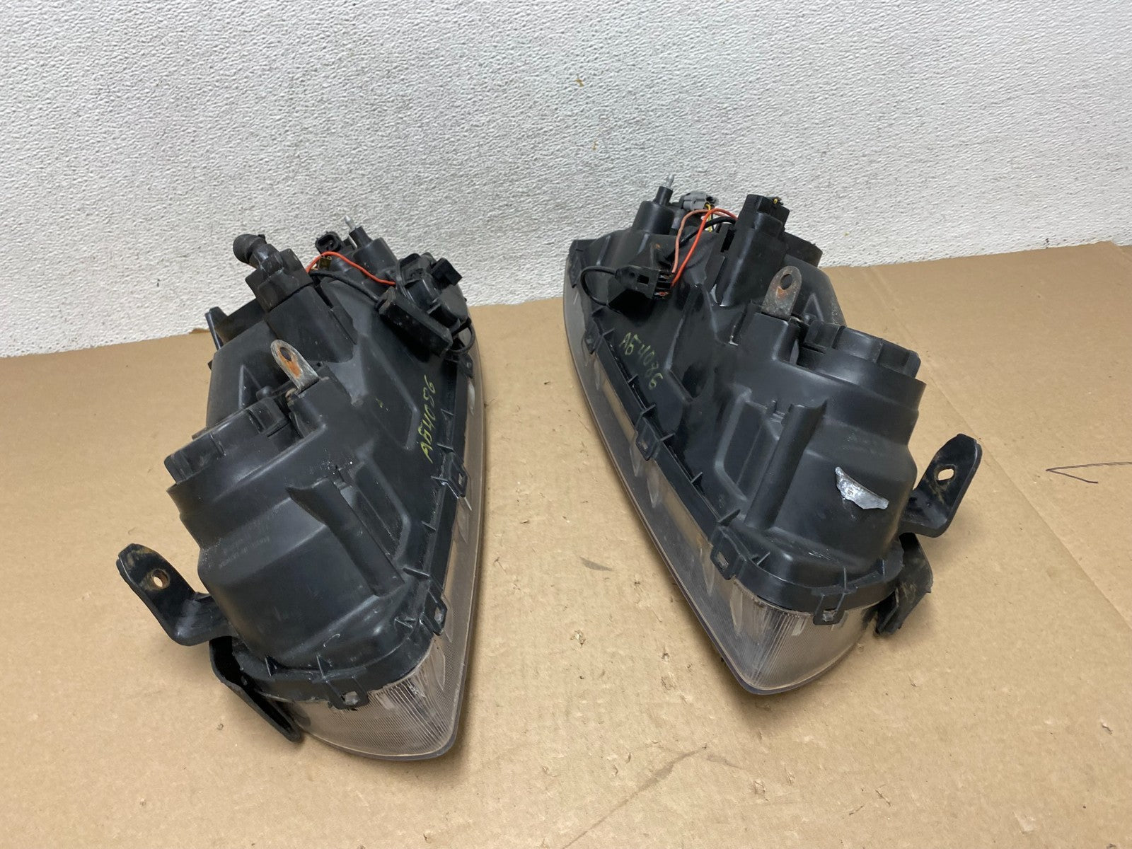 2004 to 2006 Hyundai Elantra Left+Right Set Halogen Headlights AG4086 DW10