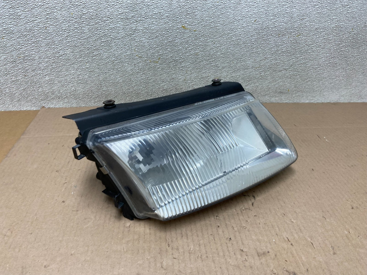 1998 to 2001 Volkswagen Passat Right Side Headlight OEM Z3992 DW2