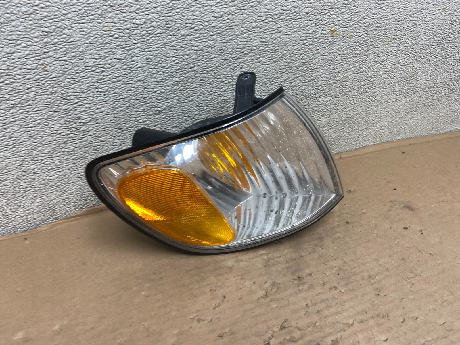 2001 to 2003 Toyota Sienna Turn Signal Right Passenger RH Lamp OEM AB0112 DW2