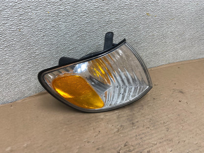 2001 to 2003 Toyota Sienna Turn Signal Right Passenger RH Lamp OEM AB0112 DW2