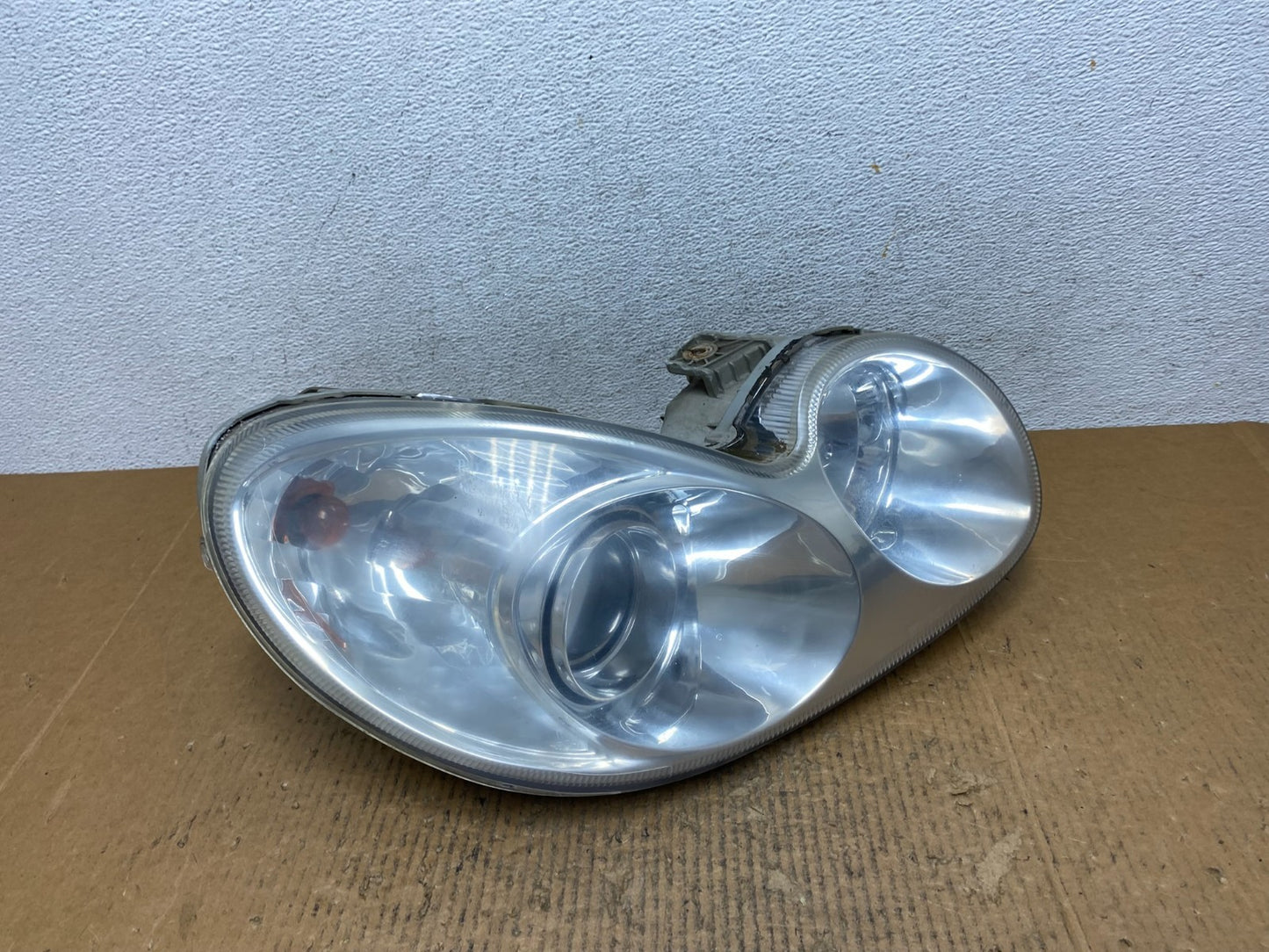 2002-2005 Hyundai Sonata Right Passenger Headlight Halogen AE1605 DW2