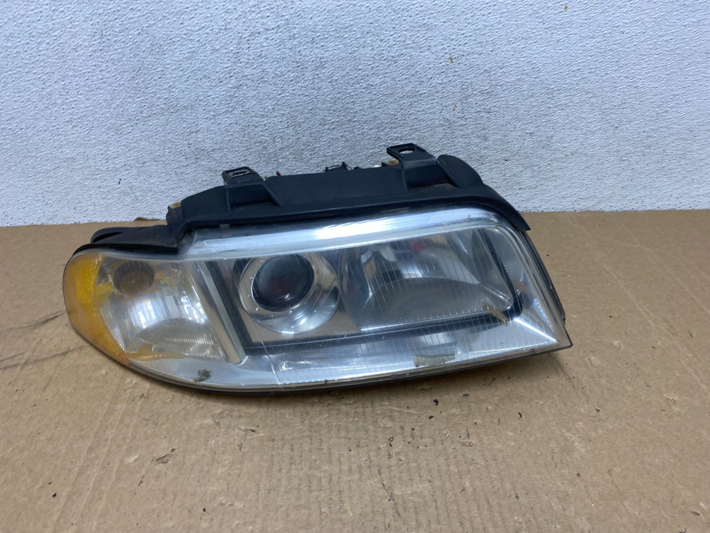 1999 to 2002 Audi A4 Passenger Right Side Headlight AG0491 DW0