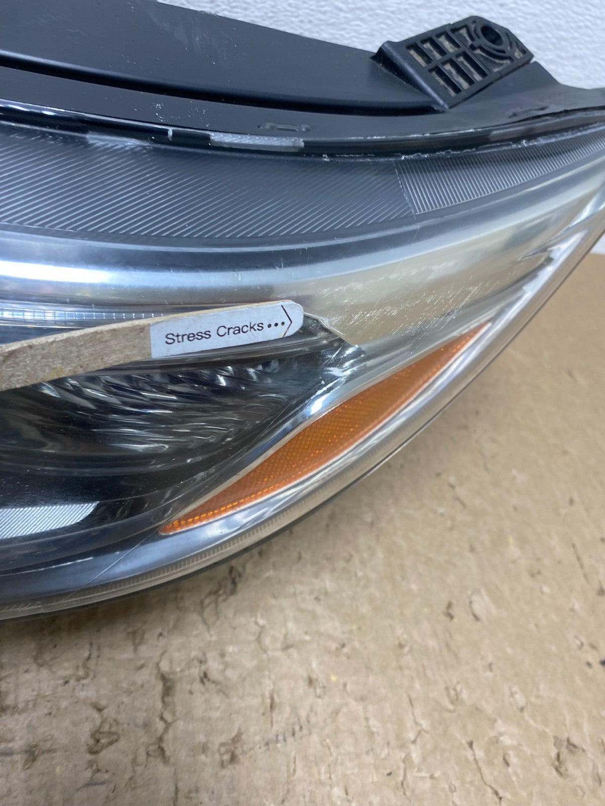 2014 to 2015 Kia Sorento Left Driver LH Side Headlight Halogen AF8444 DW4