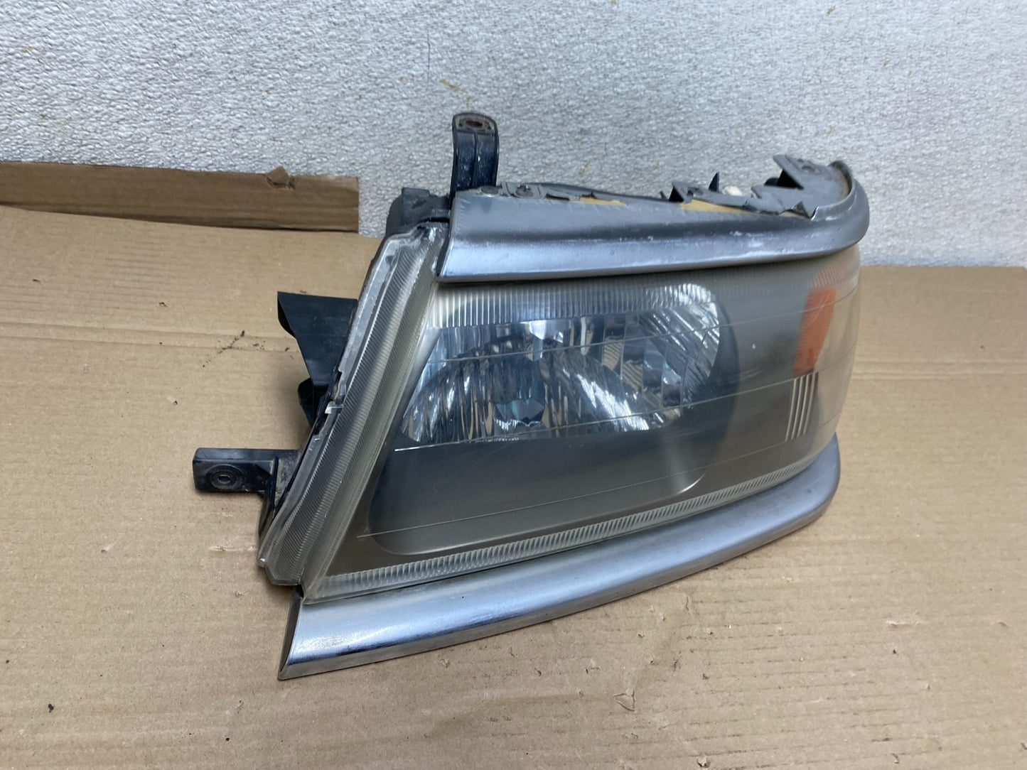 2000 - 2006 Mitsubishi Montero Left Driver Lh Side Headlight Halogen U0741 DW2