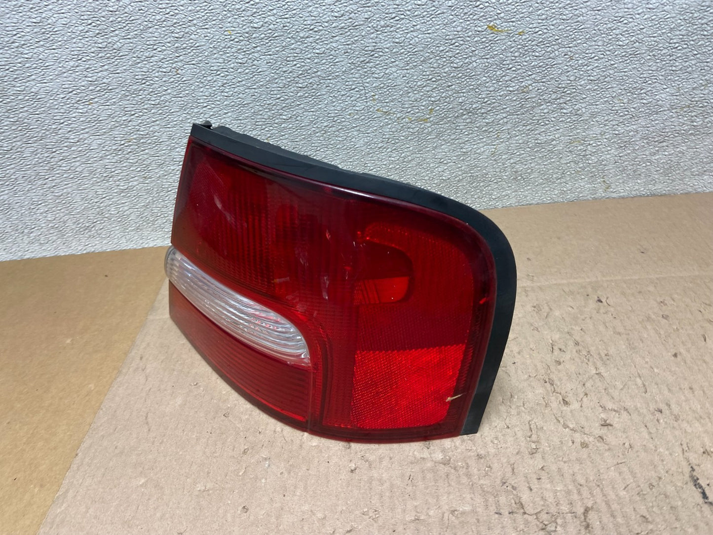 2000 to 2001 Nissan Altima Tail Light Right Passenger Rh Side OEM Z6146 DW1