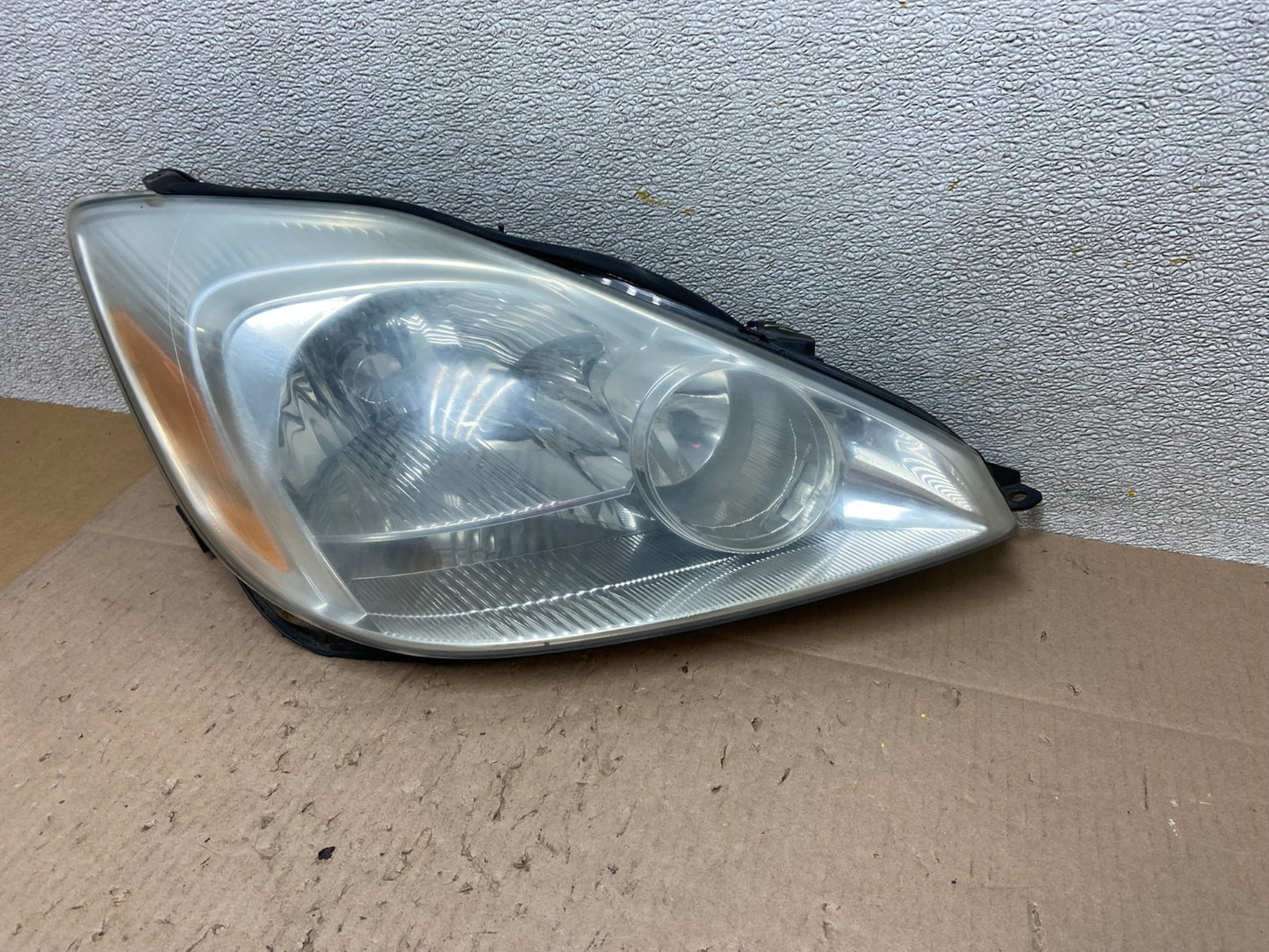 2004-2005 Toyota Sienna Right Passenger Halogen Headlight OEM Z6181 DW1