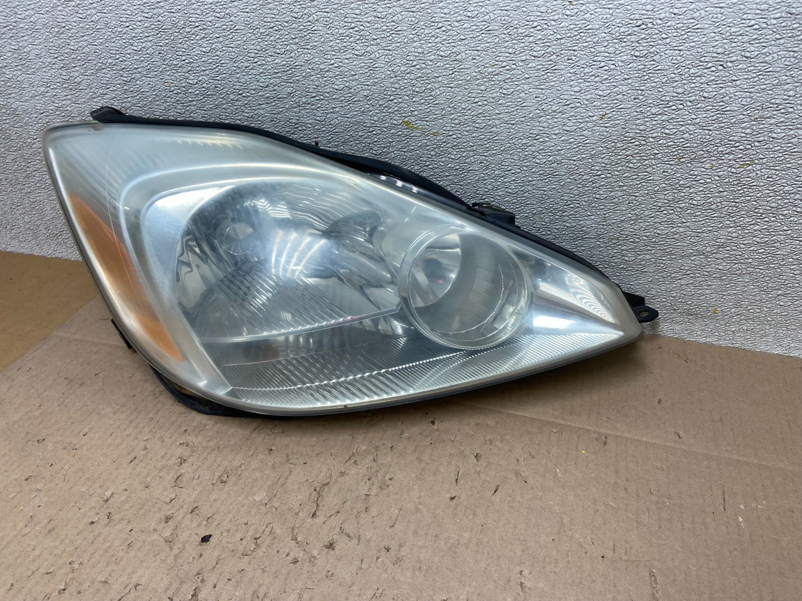 2004-2005 Toyota Sienna Right Passenger Halogen Headlight OEM Z6181 DW1