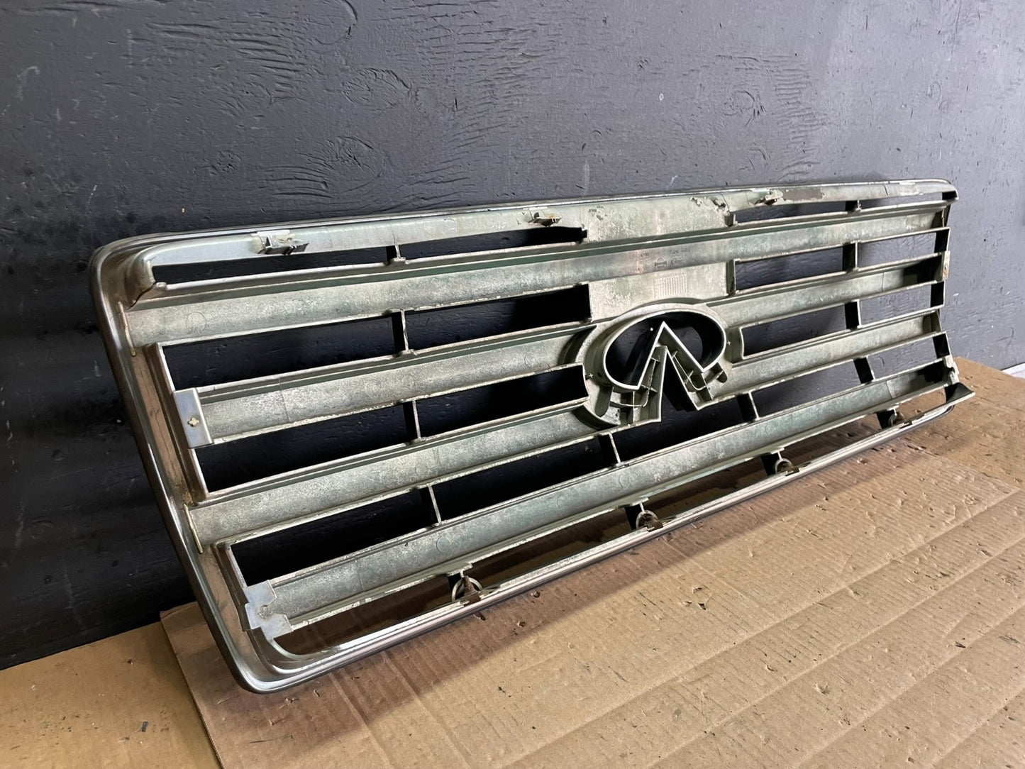 2004 to 2007 Infiniti QX56 Front Upper Chrome Grill Grille AB7681 DG7