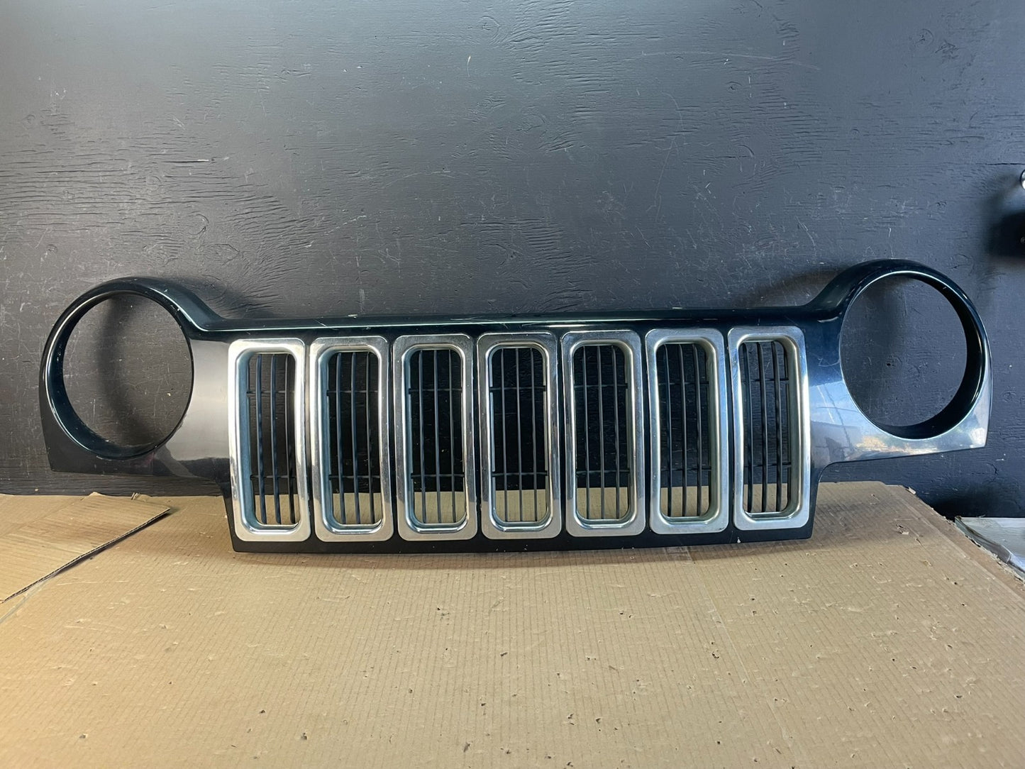 2002 2003 2004 Jeep Liberty Grill Grille Plastic f8756 DG0