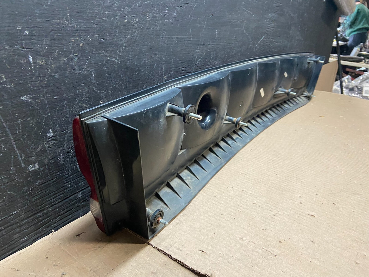 1993 to 1997 Chrysler Concorde Center Trunk Tail light E8579 PS8