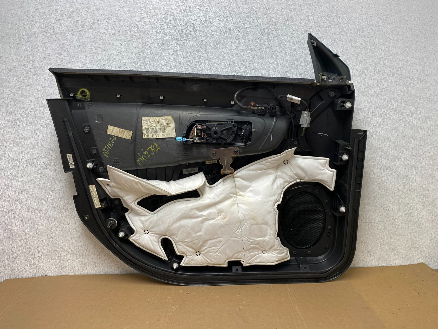 2013 - 2019 Ford Taurus Front Right Passenger Side Door Trim Panel AD7866 DW6