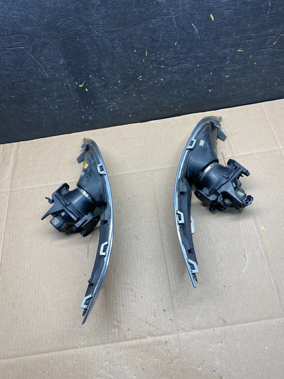 2013 to 2016 Lincoln MKT Left+Right Set Front Fog Light Bezel OEM r3019 DG4