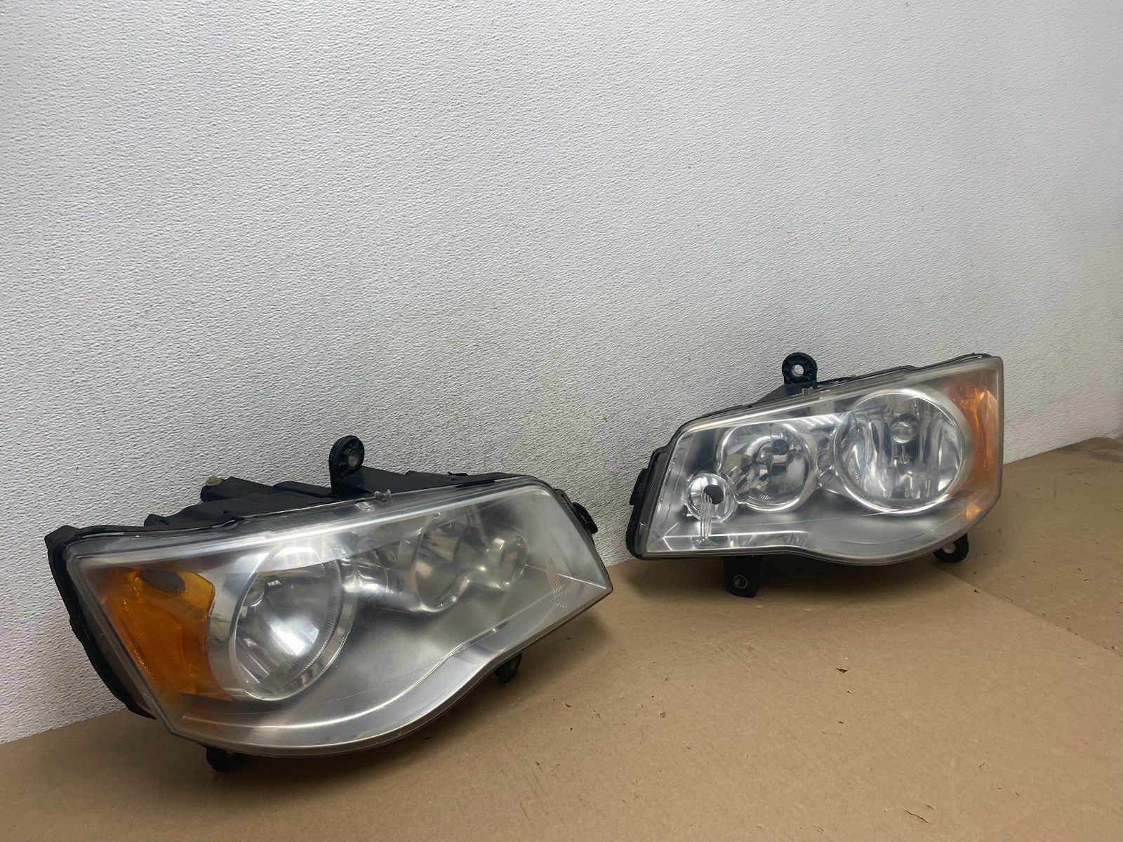2008 to 2016 Chrysler Town and Country Left+Right Side Headlights AG5717 DW2