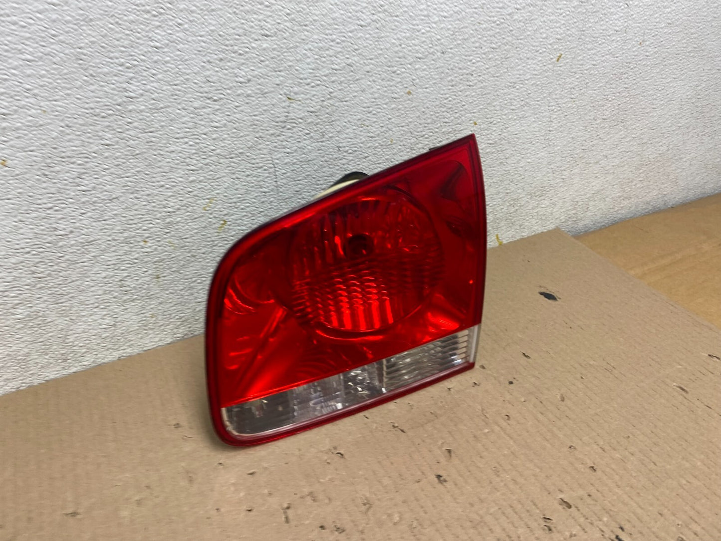 2004-2007 Volkswagen Touareg Right Passenger Rh Side Inner Tail Light M87752